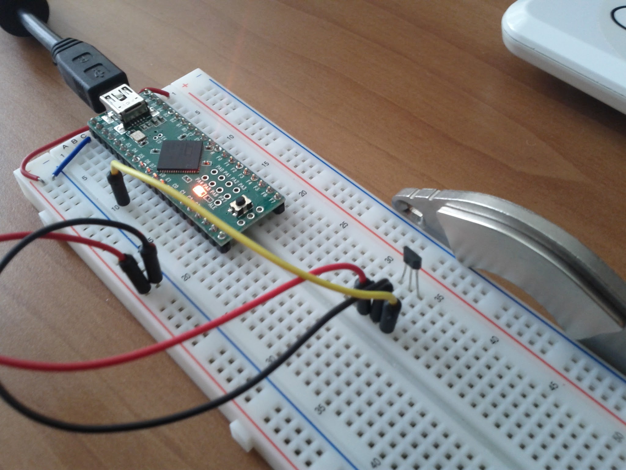 Test di funzionamento con un calamita per hard disk
